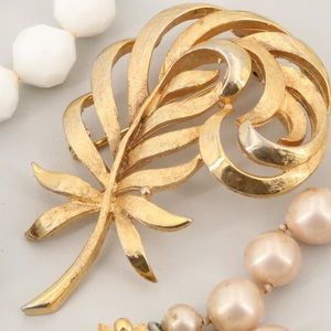 Vintage Gold tone Feather Brooch Pin